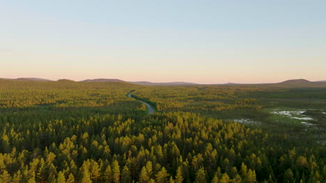 Straße-Schlängelt-Sich-Durch-Die-Weite-Bewaldete-Wildnis-Lapplands