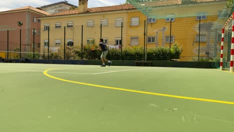 Männlicher-Tennisspieler,-Der-Einige-Bälle-Mit-Der-Vorhand-Auf-Einem-Grünen-Sandplatz-Schlägt-Professionell,-Lissabon,-Portugal