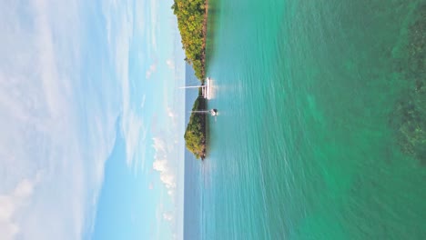 Vertikale-Aufnahme---Fliegen-Auf-Der-Ruhigen-Seelandschaft-Von-Playa-Bonita-Mit-Luxusschiffen-In-Las-Terrenas,-Dominikanische-Republik