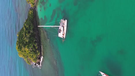 Vertical-De-Barcos-De-Lujo-Con-Yate-Catamarán-Cerca-De-Playa-Bonita,-Océano-Atlántico,-Las-Terrenas,-República-Dominicana