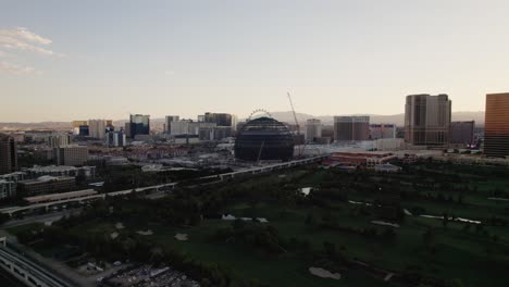 Luftaufnahmen-Von-Drohnen,-Die-Während-Des-Sonnenuntergangs-2022-Den-Las-Vegas-Strip-Von-Osten-Umkreisen