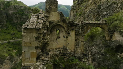 Retroceso-A-Través-De-Rocas-Erosionadas-De-Las-Ruinas-De-La-Fortaleza-Tmogvi-En-Aspindza,-Georgia