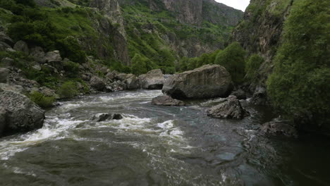 Schnell-Fließender-Kura-Fluss-In-Einer-Tiefen-Schlucht-Am-Fuße-Des-Tmogvi-Burgbergs-In-Der-Region-Samtskhe-Javakheti,-Georgien