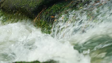 Close-up-of-a-fast-moving-stream-in-the-middle-of-the-woods