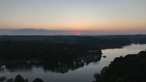 Sonnenaufgang-über-Dem-Lake-Lanier-In-Cumming,-Georgia