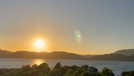 Erstaunlicher-Sonnenuntergang-Mit-Sonnenlichtweg-Auf-Wasser-über-Meereslandschaft