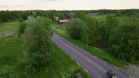 Motocicletas-Conduciendo-Por-La-Carretera-De-Laponia-A-Través-De-Campos-Verdes-En-El-Norte-De-Suecia