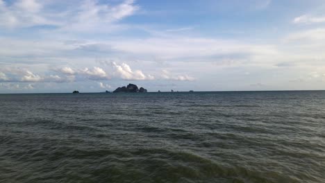 A-cinematic-shot-of-Ao-Phra-Nang-beach,-climbing-rock-destination-in-Andaman-sea,-Railay-Bay,-Krabi,-Thailand