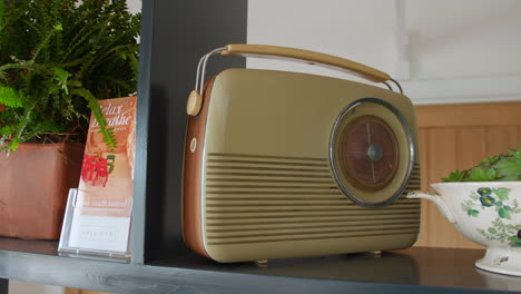 Una-Radio-Portátil-Inalámbrica-Retro-Vintage-De-Los-Años-Cincuenta