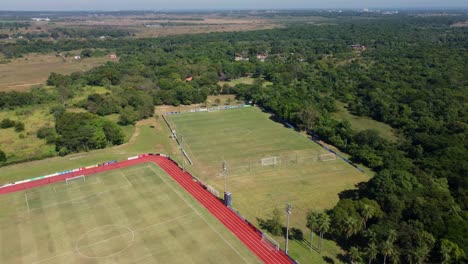 Vista-Aérea-De-Hermosos-Campos-De-Fútbol,-Campos-De-Hierba,-Canchas-De-Fútbol-En-Un-Día-Soleado
