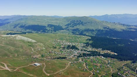 Ländliche-Landschaft-Mit-Dorf-Inmitten-Der-Berglandschaft-An-Einem-Sonnigen-Tag-In-Georgia