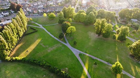 Schöner-Grüner-Hillsborough-Stadtpark-Inmitten-Von-Wohngebieten-In-Der-Englischen-Stadt-Sheffield,-Beleuchtet-Von-Einer-Untergehenden-Sonne