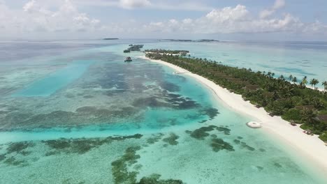 Szenische-Drohnenaufnahme-Eines-Malediven-Resorts-Von-Oben,-Blaues-Und-Türkisfarbenes-Wasser