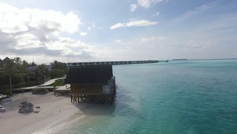 Drohnenaufnahme-Von-Wasservillen-über-Der-Küste-Eines-Malediven-Resorts