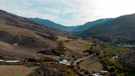 Vista-Aérea-De-Las-Montañas-Andinas-Y-Campos-Agrícolas-En-El-Paisaje-Rural-Del-Norte-De-Chile