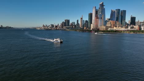 Ferry-Transporta-Personas-A-Través-Del-Río-Hudson-Desde-El-Centro-De-Manhattan-Hasta-Nueva-Jersey