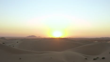 Sanddünen-Sonnenaufgang,-Der-In-Große-Offene-Sonnenstrahlen-Schwenkt