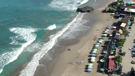 Am-Strand-Von-Canggu-Beach-Gibt-Es-Schäumende-Weiße-Wellen-Und-Eine-Reihe-Kleiner-Cafés-Und-Surfshops