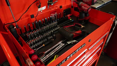 Car-repairman-clean-toolbox-workshop,-panning-shot
