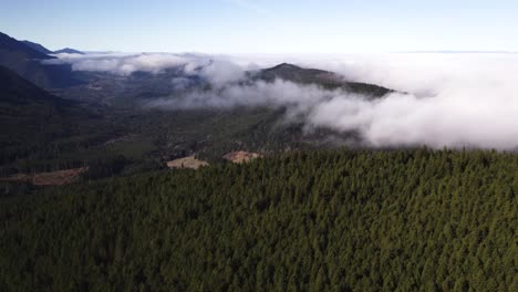 Bellas-Y-Lentas-Imágenes-De-Drones-Sobre-Las-Nubes-En-El-Parque-Nacional-Olímpico-Port-Angeles,-Washington-1