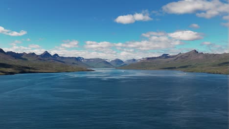 Barcos-De-Pesca-Navegando-En-El-Faskrudsfjordur,-Fiordo-Durante-El-Día-En-El-Este-De-Islandia