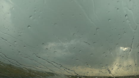 Regentropfen-Auf-Der-Windschutzscheibe-Bei-Schwerem-Sommersturmregen