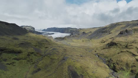 Grüne-Berglandschaft-Mit-Solheimajokull-auslassgletscher-Im-Hintergrund-In-Island