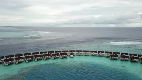 Toma-Panorámica-De-Drones-Del-Callejón-De-Villas-De-Agua-En-Un-Resort-De-Maldivas