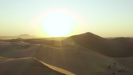 Wunderschöne,-Einsame-Sanddünenlandschaft,-Während-Schauspieler-Einen-Frühen-Sonnenaufgang-Erkunden