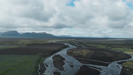 Aufsteigend-über-Einem-Ausgedehnten-Fließenden-Fluss-Und-Einem-Panorama-Feuchtgebiet-An-Der-Südküste-Islands