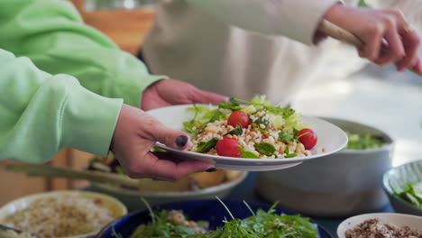 Frischer-Veganer-Salat,-Der-Bei-Einem-Gruppenessen-Auf-Einem-Teller-Serviert-Wird