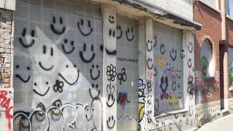 Verlassenes-Haus-Mit-Allen-Graffiti-Smileys-An-Den-Wänden
