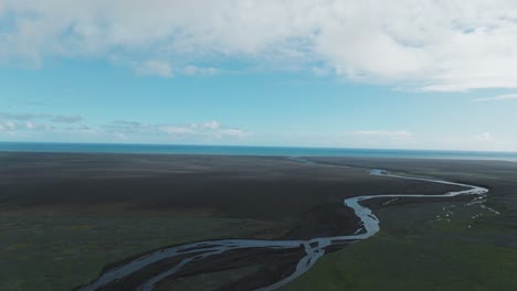 Vista-Aérea-De-Drones-Del-Estrecho-Río-En-La-Costa-Sur-De-Islandia