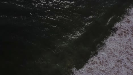Luftaufnahme-Aus-Der-Vogelperspektive,-Die-Das-Meer-Und-Seine-Wellen-Zeigt,-Am-Ende-Macht-Es-Einen-Panoramablick-Auf-Den-Horizont