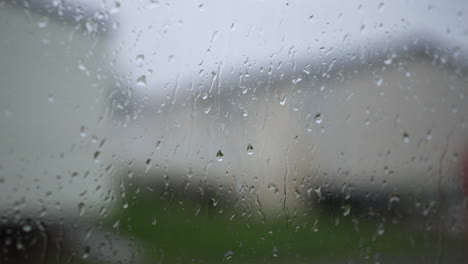 Regentropfen,-Die-Ein-Fenster-In-Einem-Wohnwagen-ferienpark-In-Großbritannien-Herunterlaufen