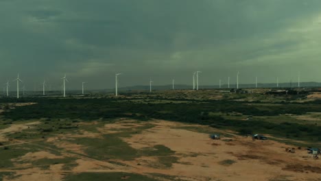 Antenne-Fliegt-In-Richtung-Jhimpir-Windkraftwerk-Mit-Gewitterwolken-über-Dem-Kopf