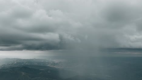 Gewitterwolken-Regnen-über-Die-Bergkette