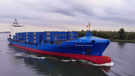 Containerschiff-Rückenwind-Panda-002-Beladen-Mit-Containerladungen,-Die-Auf-Einem-Bewölkten-Sonnenuntergang-Segeln