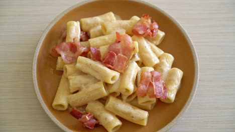 Homemade-spaghetti-rigatoni-pasta-with-white-sauce-and-bacon---Italian-food-style-2
