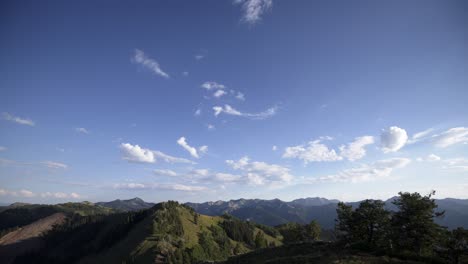 Zeitraffer-Von-Wolken,-Die-Sich-Bei-Sonnenuntergang-über-Die-Bergkette-Bewegen