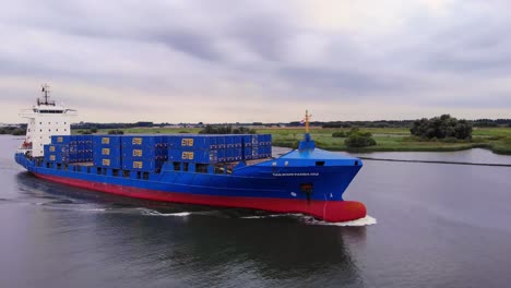 Rückenwind-Panda-Containerschiff-Auf-Dem-Holländischen-Kanal-In-Den-Niederlanden