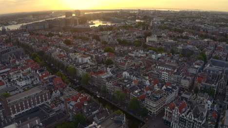 Drohnenaufnahmen-über-Reihenhäusern-Im-Zentrum-Von-Amsterdam-Bei-Sonnenaufgang