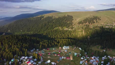 Luftaufnahme-–-Wunderschöne-Berglandschaft-Mit-Dorf-Inmitten-Von-Tannenwäldern-In-Adjara,-Georgia