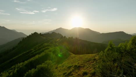 Antenne-über-Bergkette-Und-Wald-Im-Hinterland-Bei-Sonnenuntergang-3