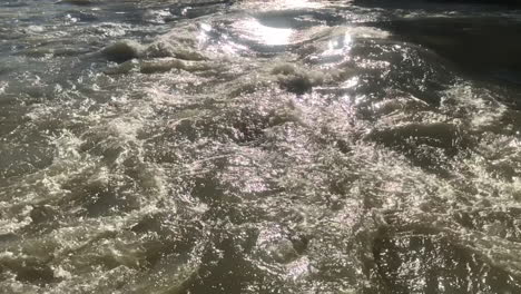 Extreme-Zeitlupenansicht-Von-Glänzendem-Flussreflexionswasser-An-Einem-Sonnigen-Tag