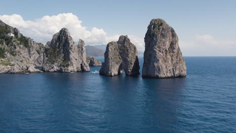 Luftaufnahme-Der-Ikonischen-Faraglioni-seestapel-An-Der-Küste-Von-Capri,-Italien