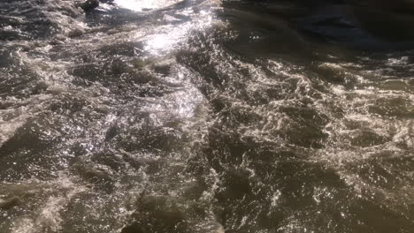 Außenansicht-Des-Natürlichen-Schnellen-Wildwasserflusses,-Der-An-Einem-Sonnigen-Tag-Fließt