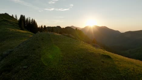Antenne-über-Bergkette-Und-Wald-Im-Hinterland-Bei-Sonnenuntergang-2