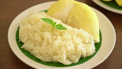 Durian-Mit-Klebrigem-Reis---Süße-Durianschale-Mit-Gelber-Bohne,-Reifer-Durianreis-Gekocht-Mit-Kokosmilch---Asiatisches-Thailändisches-Dessert-Sommer-Tropische-Fruchtnahrung-4