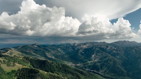 Gewitterwolken-Ziehen-über-Die-Bergkette-Herein